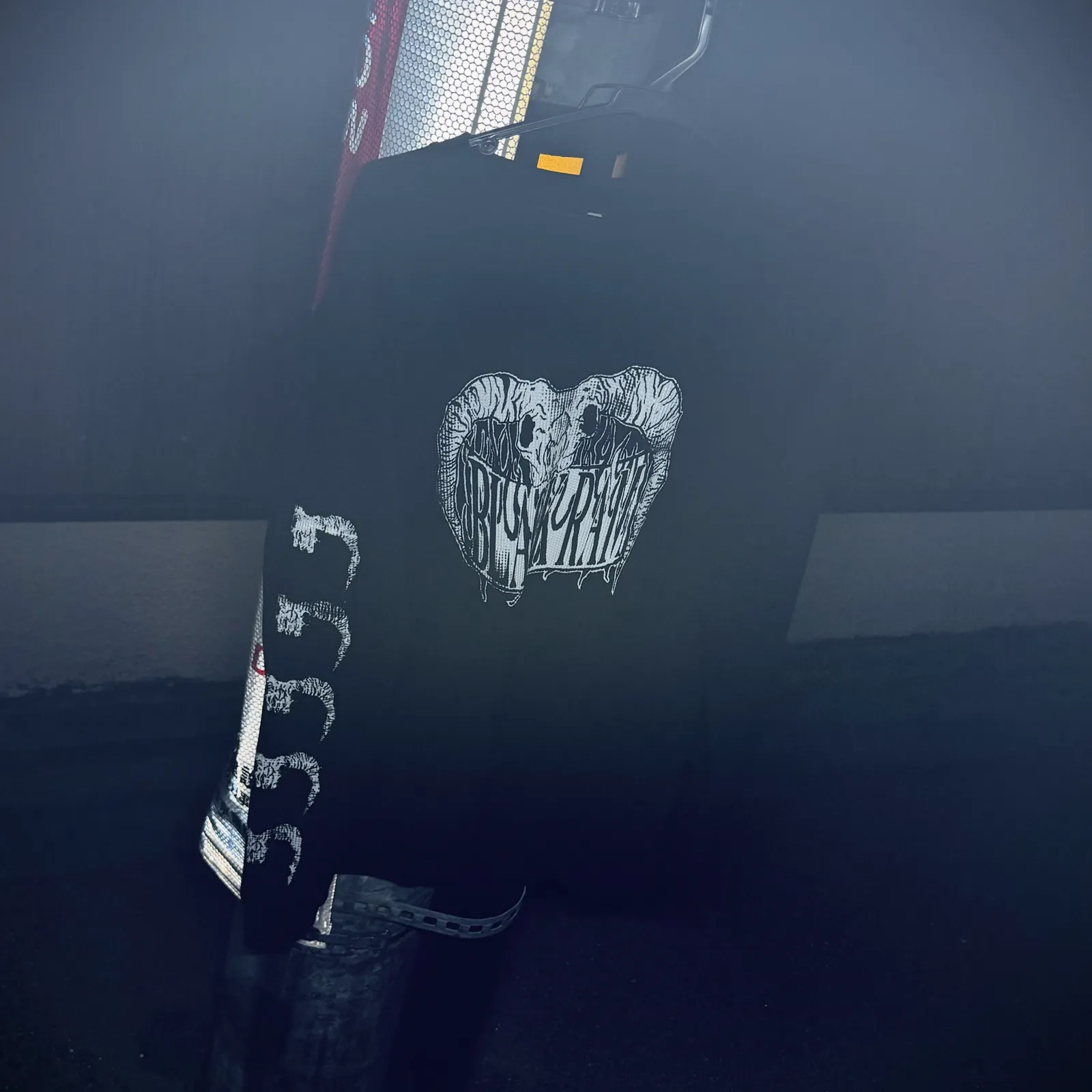 青みがかった光の中のTシャツのグラフィック