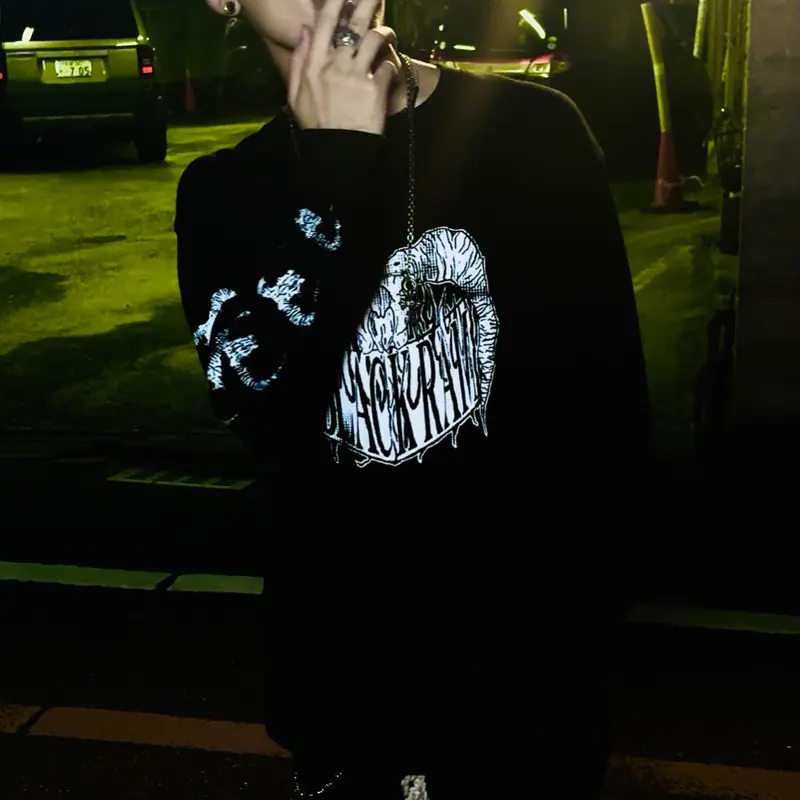 夜の緑の光の中、Tシャツを着て立つメンバー