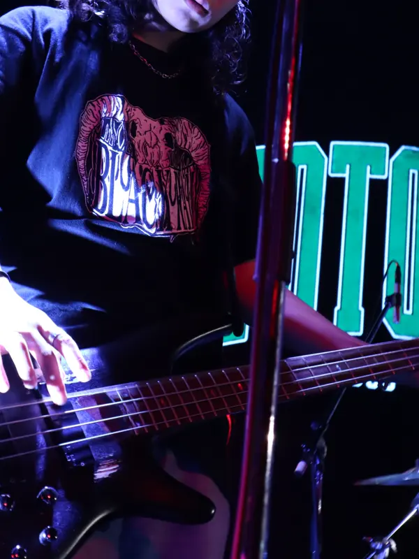 KYOTO MUSE でのライブ。ベースを弾く手元のアップ