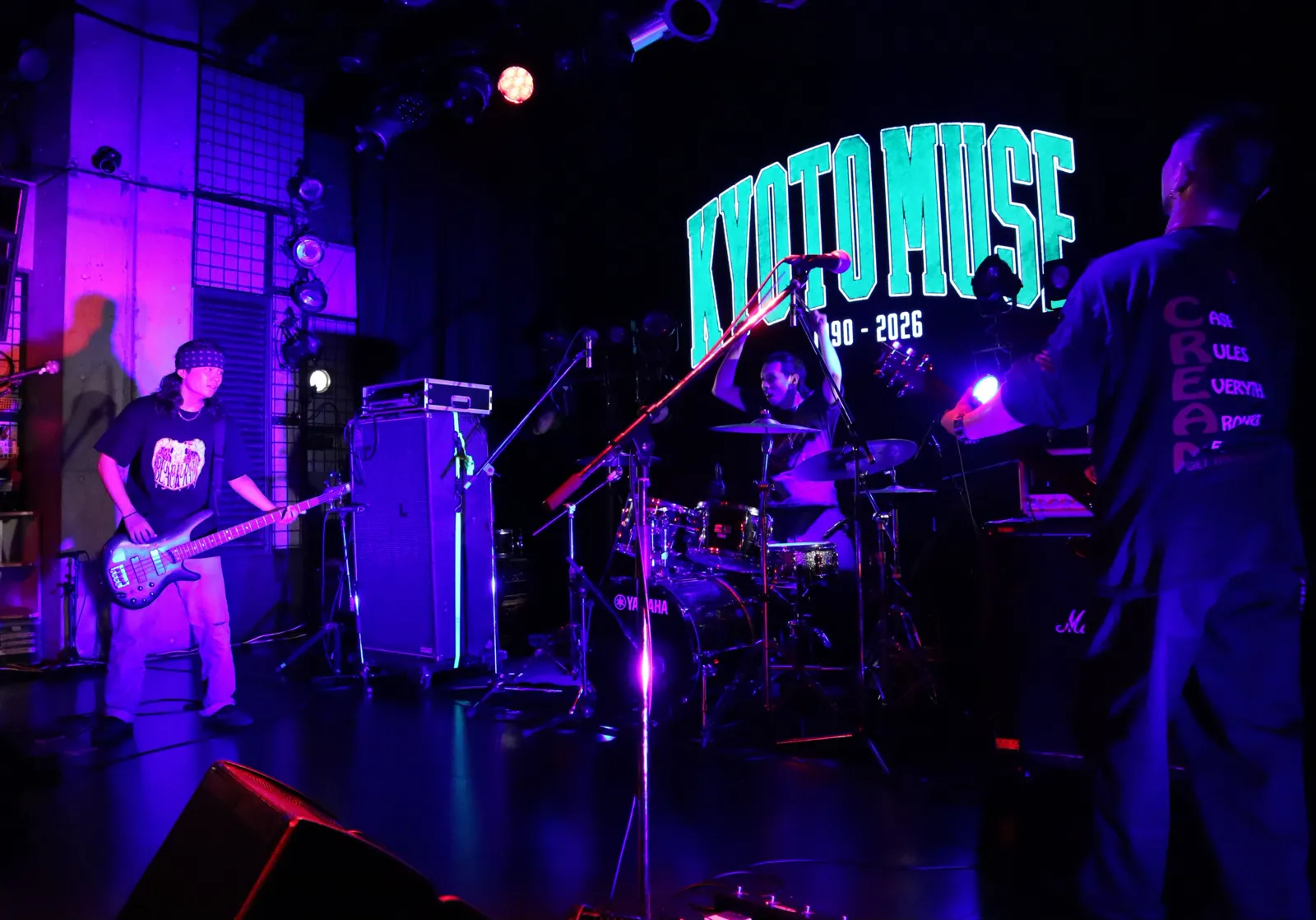 KYOTO MUSE でのライブ。紫の照明に照らされたステージ全体